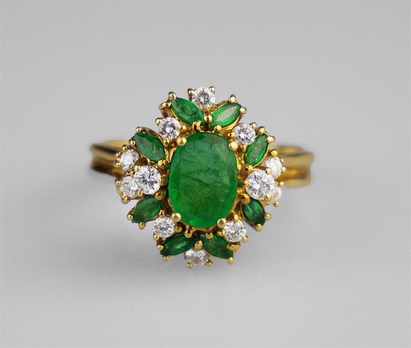 Zlatý prsten se smaragdy a diamanty