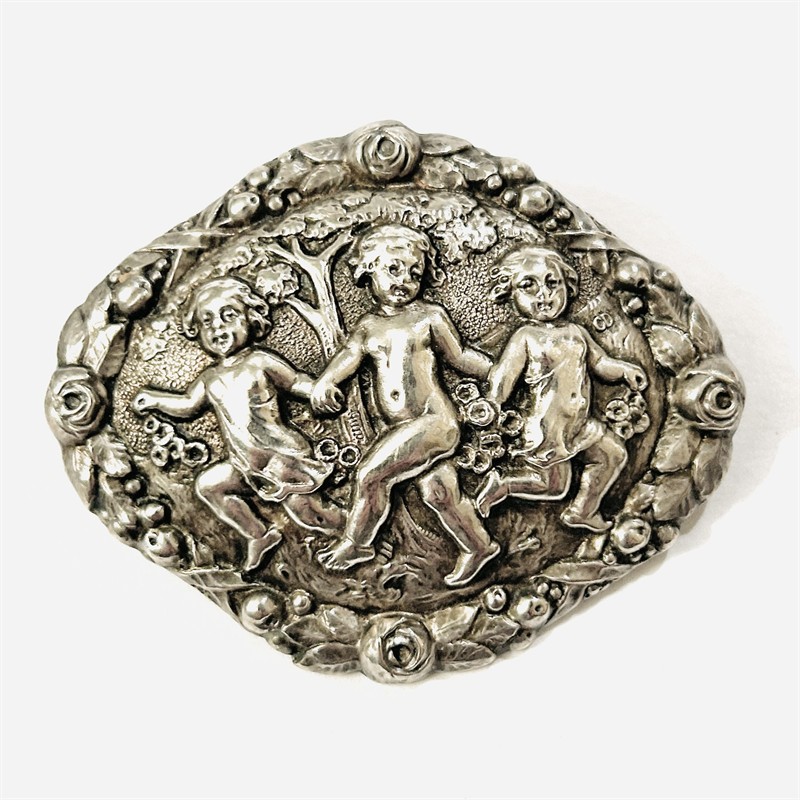 Stříbrná novorokoková žánrová brož