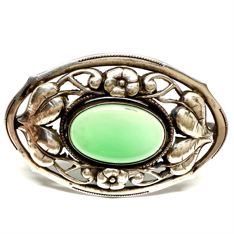 Stříbrná prvorepubliková brož s chryzoprasem