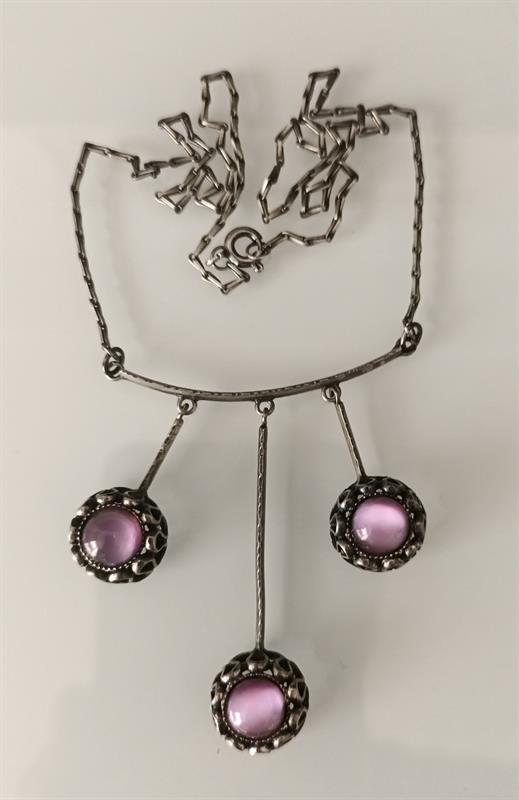 Stříbrný náhrdelník s ověsy.