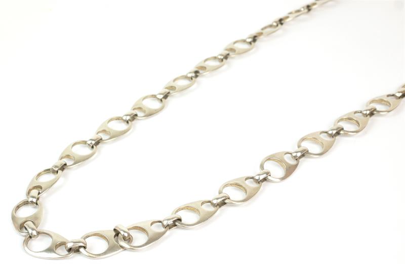 Výrazný stříbrný náhrdelník