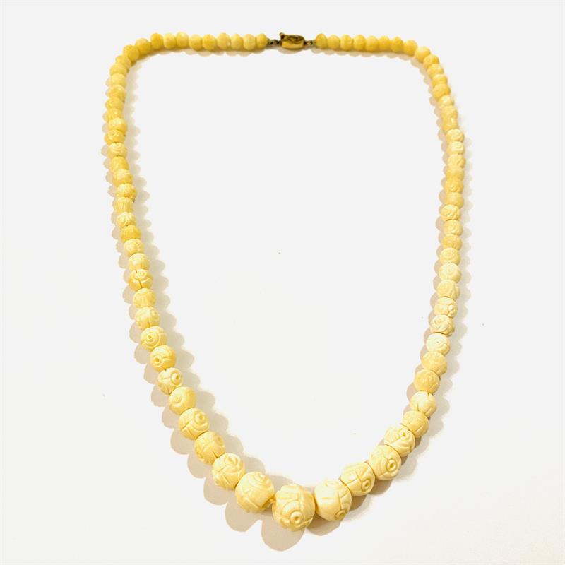 Prvorepublikový kostěný náhrdelník se stříbrným zapínáním