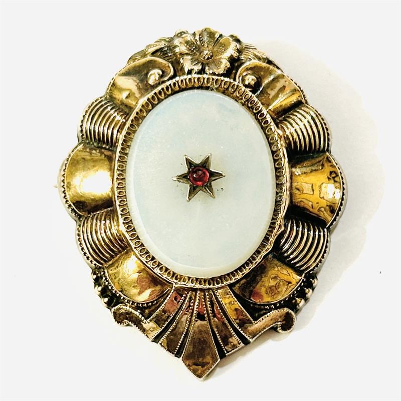 Stříbrná biedermeirová brož s opálovým sklem a rubínem