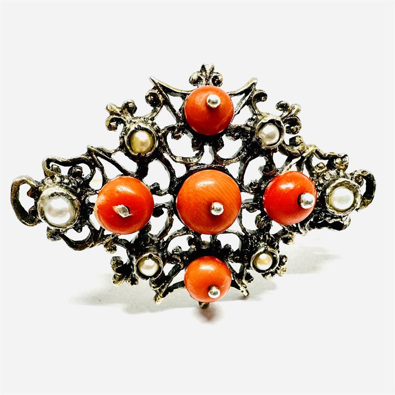 Stříbrná brož s korály a říčními perlami