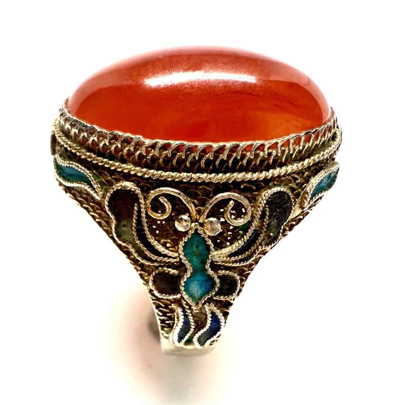 Stříbrný prsten zdobený smalty a hnědým achátem