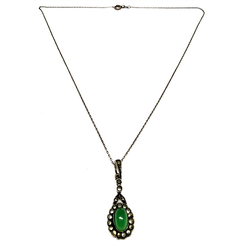 Jemný stříbrný náhrdelník s chryzoprasem a markazity