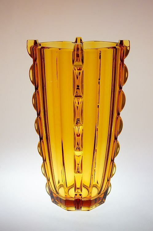 Váza ve stylu ART - DECO z ambrového skla