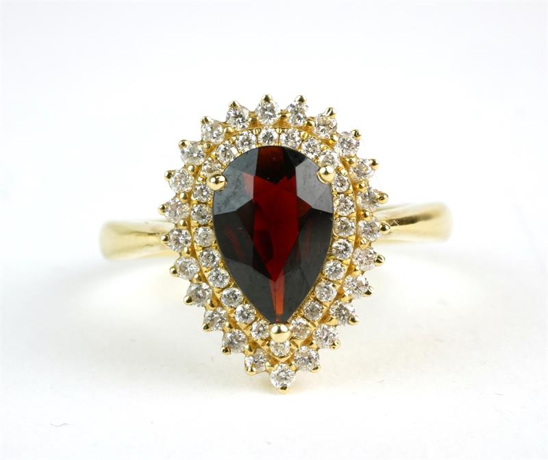 Zlatý prsten s granátem a brilianty