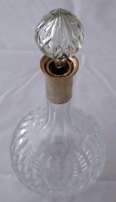 Broušená skleněná karafa se stříbrným hrdlem