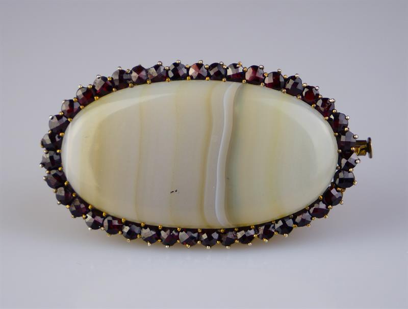 Stříbrná brož s achátem a českými granáty