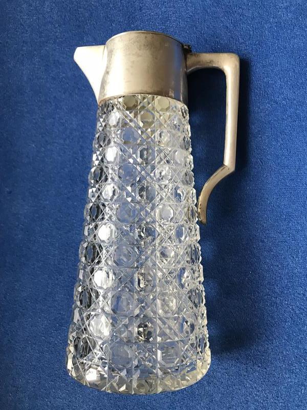 Karafa se stříbrnou montáží