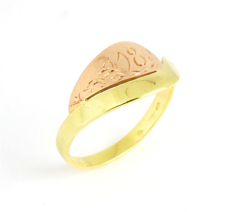 Zlatý prsten s číslem 18