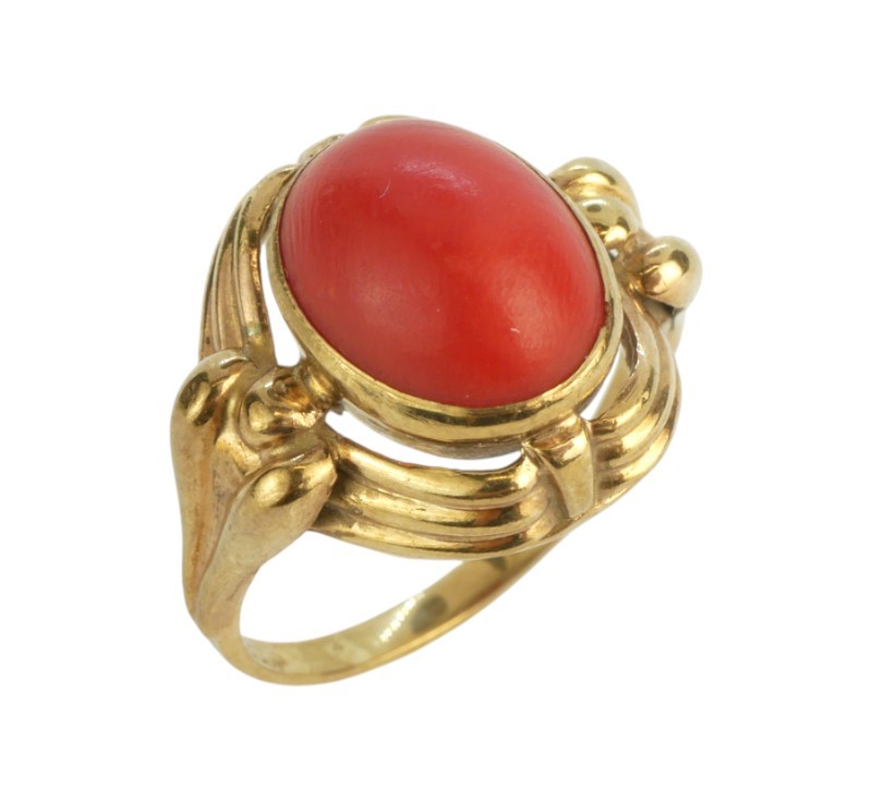 Zlatý prsten s korálem