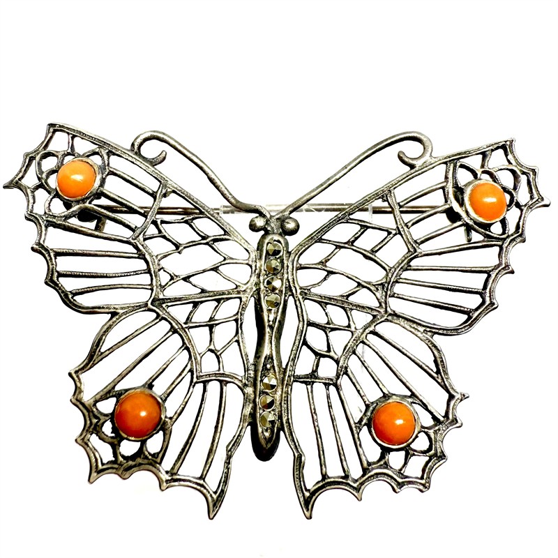Stříbrná brož s korály a markazity - motýl