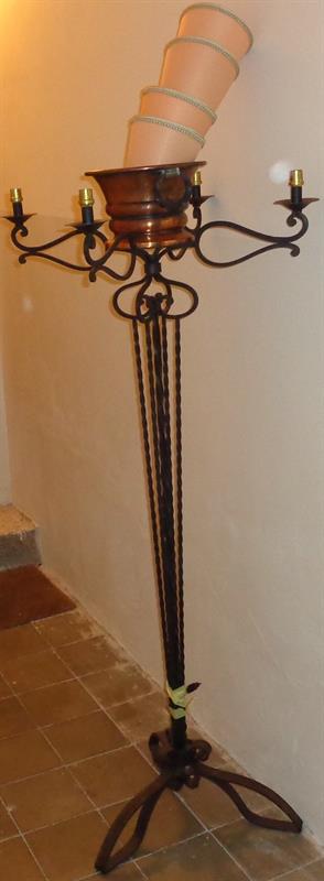 Podlahová kovová lampa