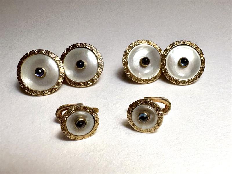 Zlaté manžetové a límečkové knoflíky