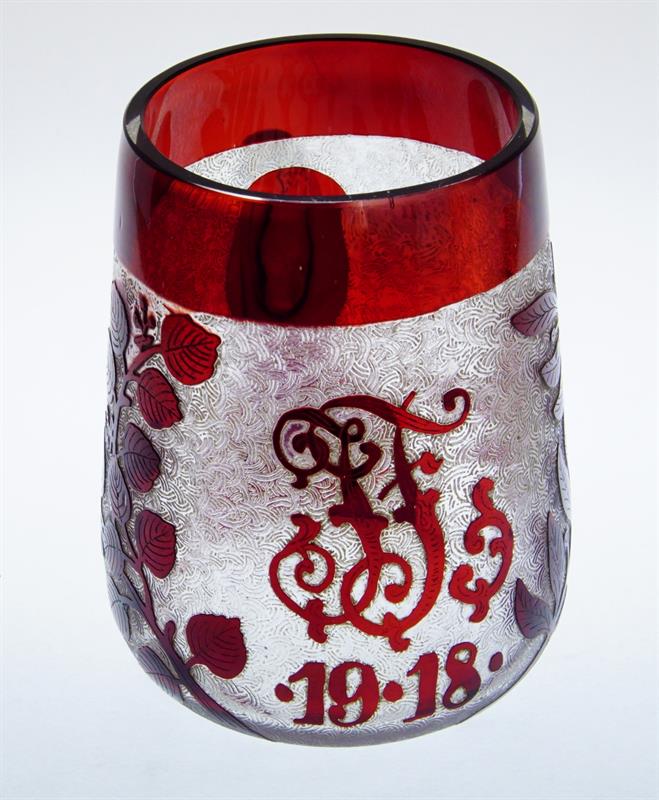 Unikátní půllitr s monogramem J F 1918 z odleptávaného skla