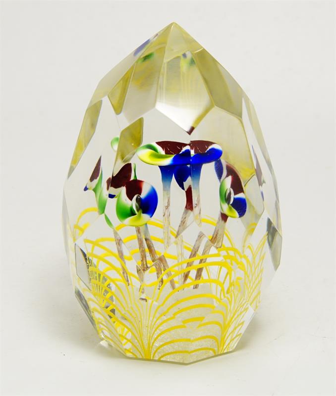 Staré těžítko se zatavenými květy broušené do fazet