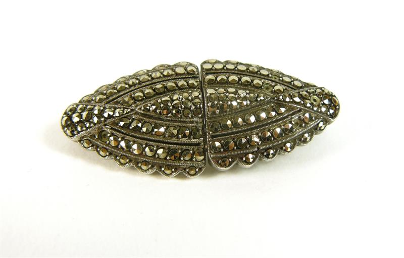 Stříbrná rozkládací brož