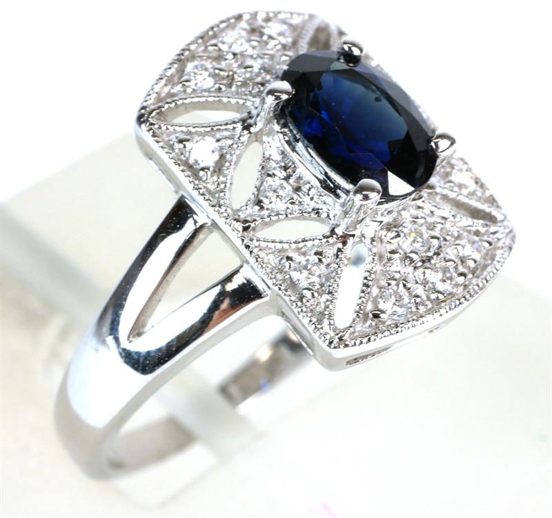 Zlatý prsten s diamanty a safíry