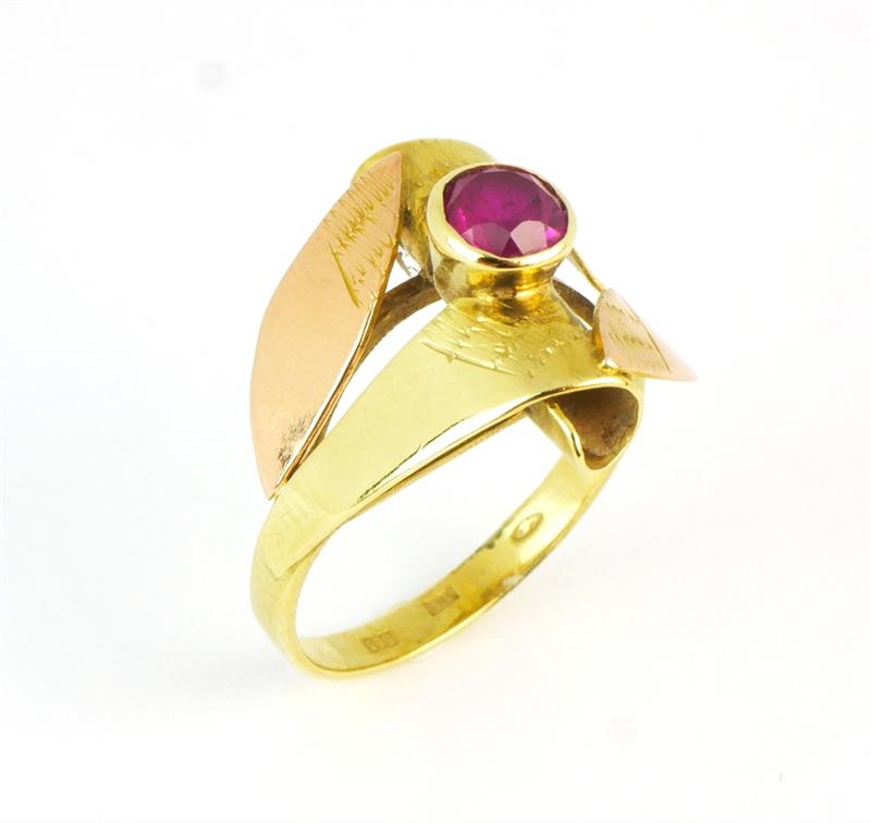 Zlatý prsten s rubínem