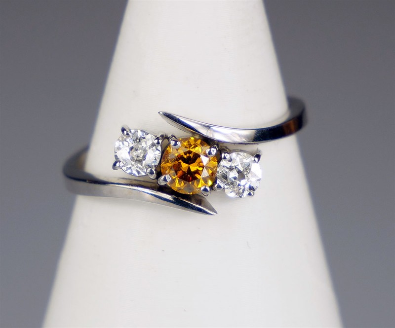 Zlatý prsten s fancy diamantem