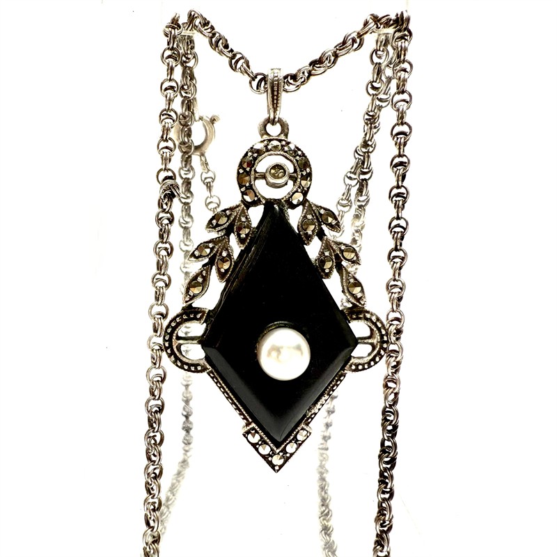 Stříbrný Art deco náhrdelník s perlou a markazity