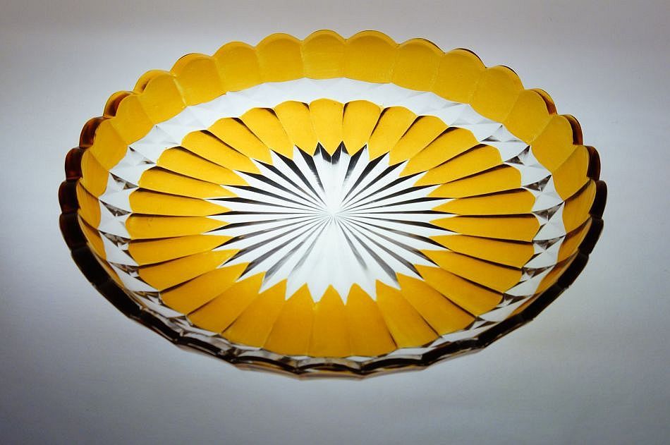 Bohatě broušená mísa z ambrového skla