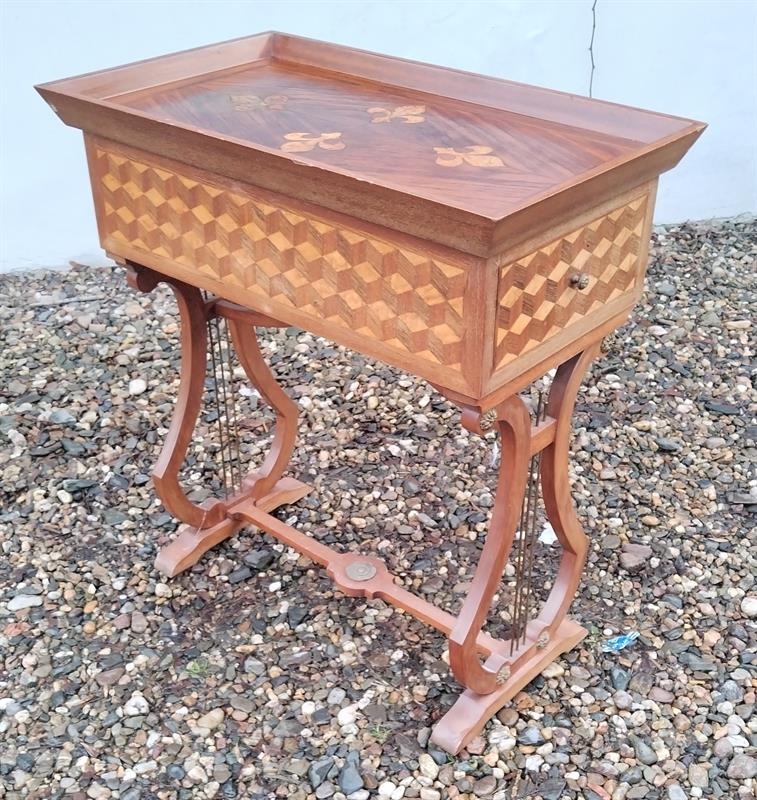 Intarzovaný stoleček