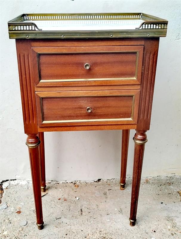 Stolek s mosaznými prvky