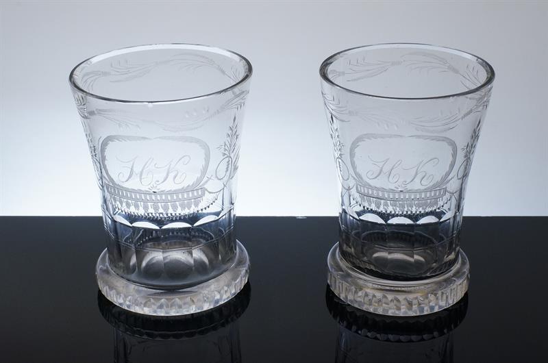 Pár bohatě dekorovaných sklenic s monogramem, Biedermeier