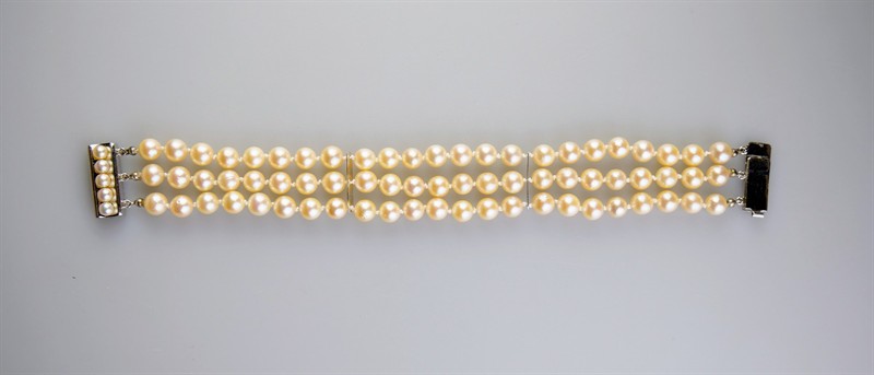 Perlový náramek se zlatým zapínáním