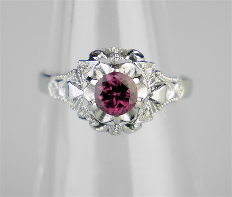 Zlatý prsten s rhodolitem a diamanty