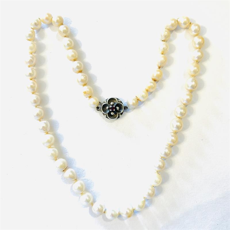 Perlový náhrdelník se stříbrným zapínáním s rubínem