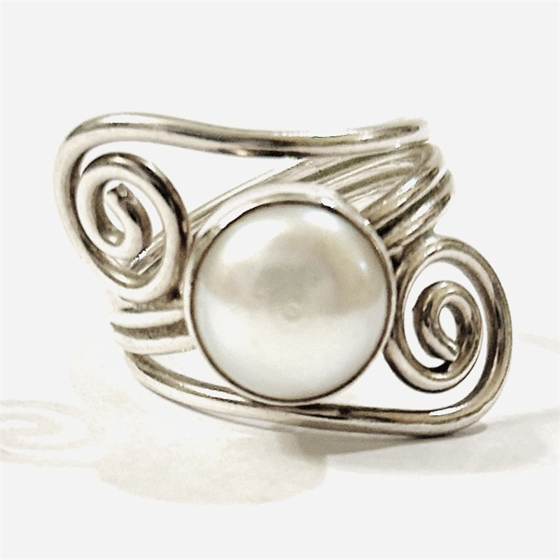 Stříbrný moderní prsten s perlou
