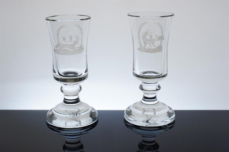 Pár sklenic z období Biedermeieru s rytinou - lovecký motiv
