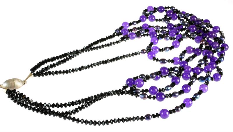 Pětiřadý náhrdelník s ametysty a onyxy