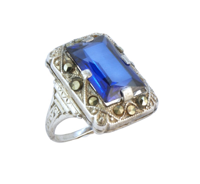 Stříbrný prsten se syntetickým safírem a markazity