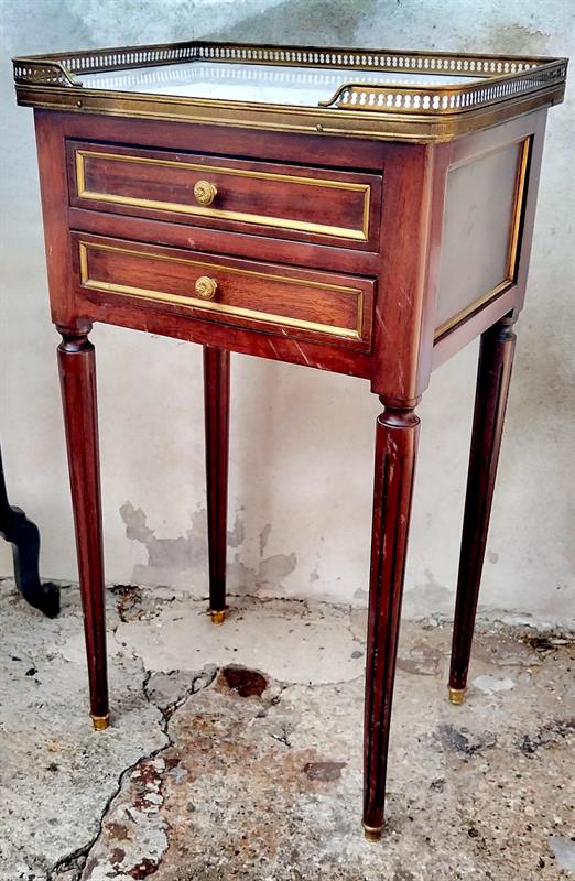 Stoleček s mramorem