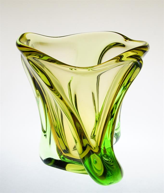 Masivní váza z hutního skla Bohuslav BERÁNEK ÚUŘ Škrdlovice