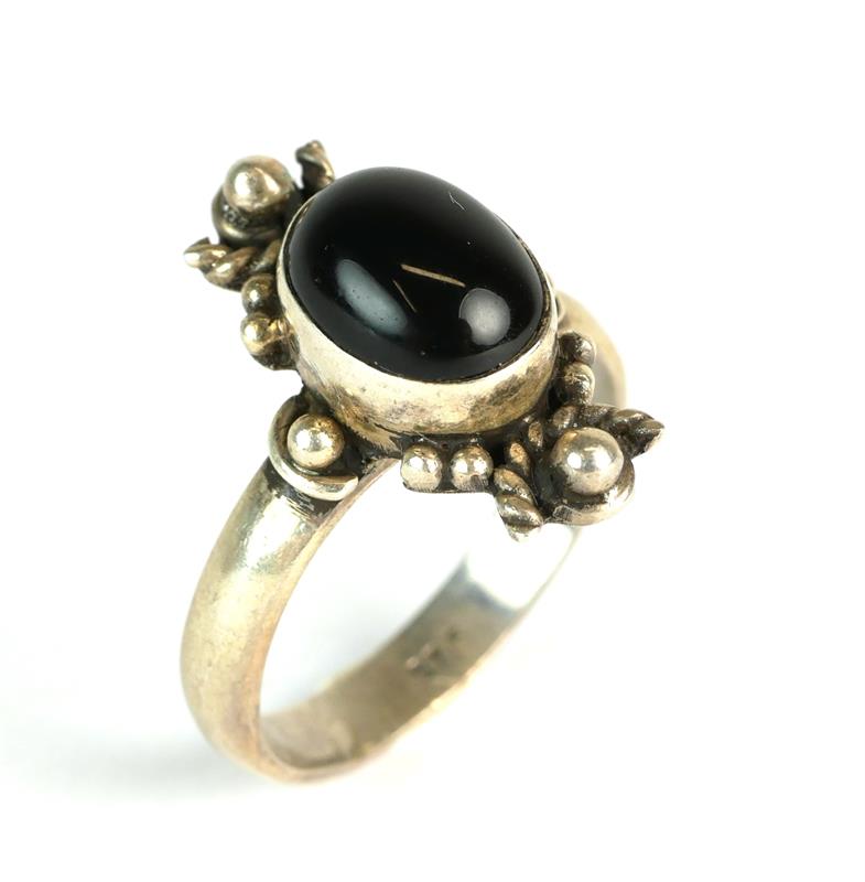 Stříbrný prsten s onyxem