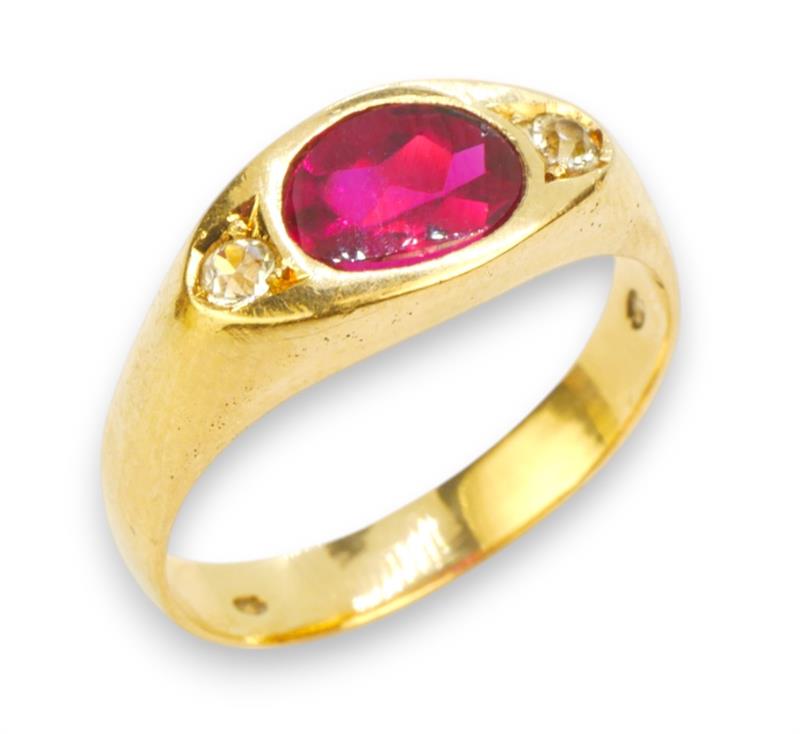 Zlatý prsten s rubínem a leukosafíry