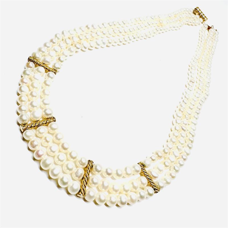 Třířadý perlový náhrdelník se zlatými komponenty