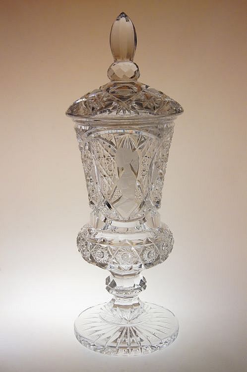 Křišťálový pohár s  rytým medajlonem dívky, bohatě broušené sklo