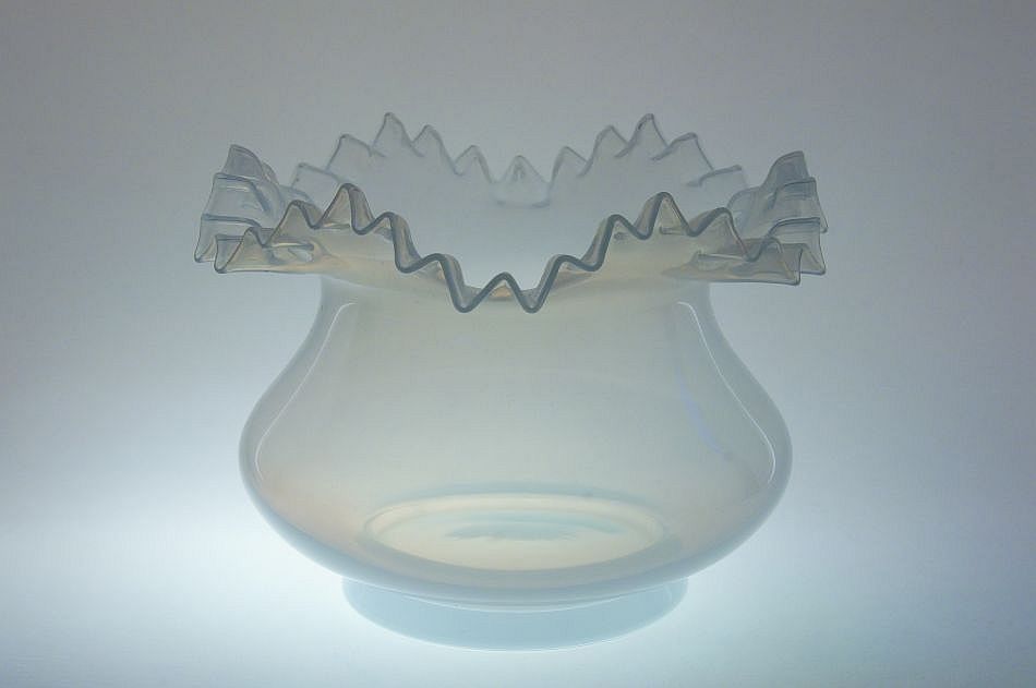 Secesní váza - mísa z opálového skla s hrdlem tvarovaným do drobných vlnek